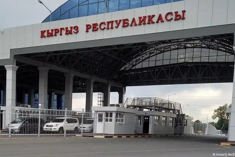 ЕС запретил продавать в Кыргызстан станки с ЧПУ, чтобы избежать реэкспорта в РФ. О таком пути обхода санкций ранее писал The Insider