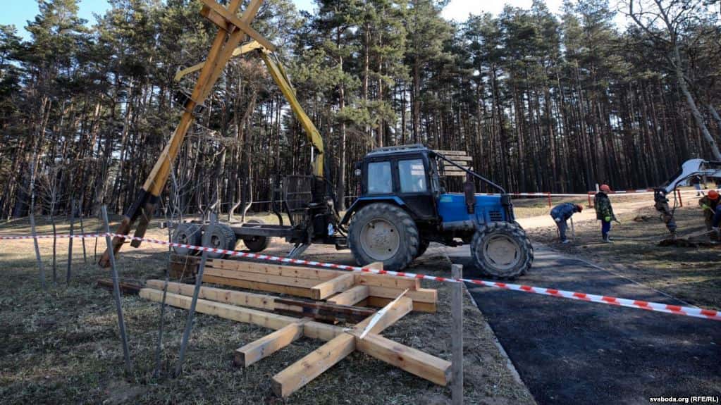 В Минске сносят кресты, установленные в память о жертвах сталинских репрессий