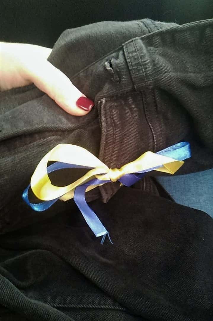 В Москве девушку задержали на рабочем месте за украинскую ленточку. На нее донес сотрудник бизнес-центра — «ОВД-Инфо»