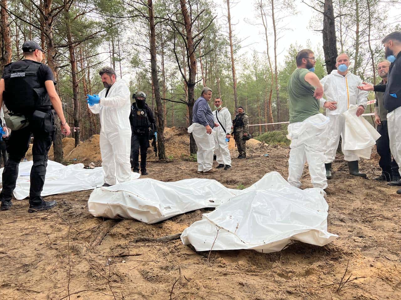 «На шее обнаружена веревка, на конечностях переломы». В Изюме эксгумируют тела местных жителей, убитых во время оккупации