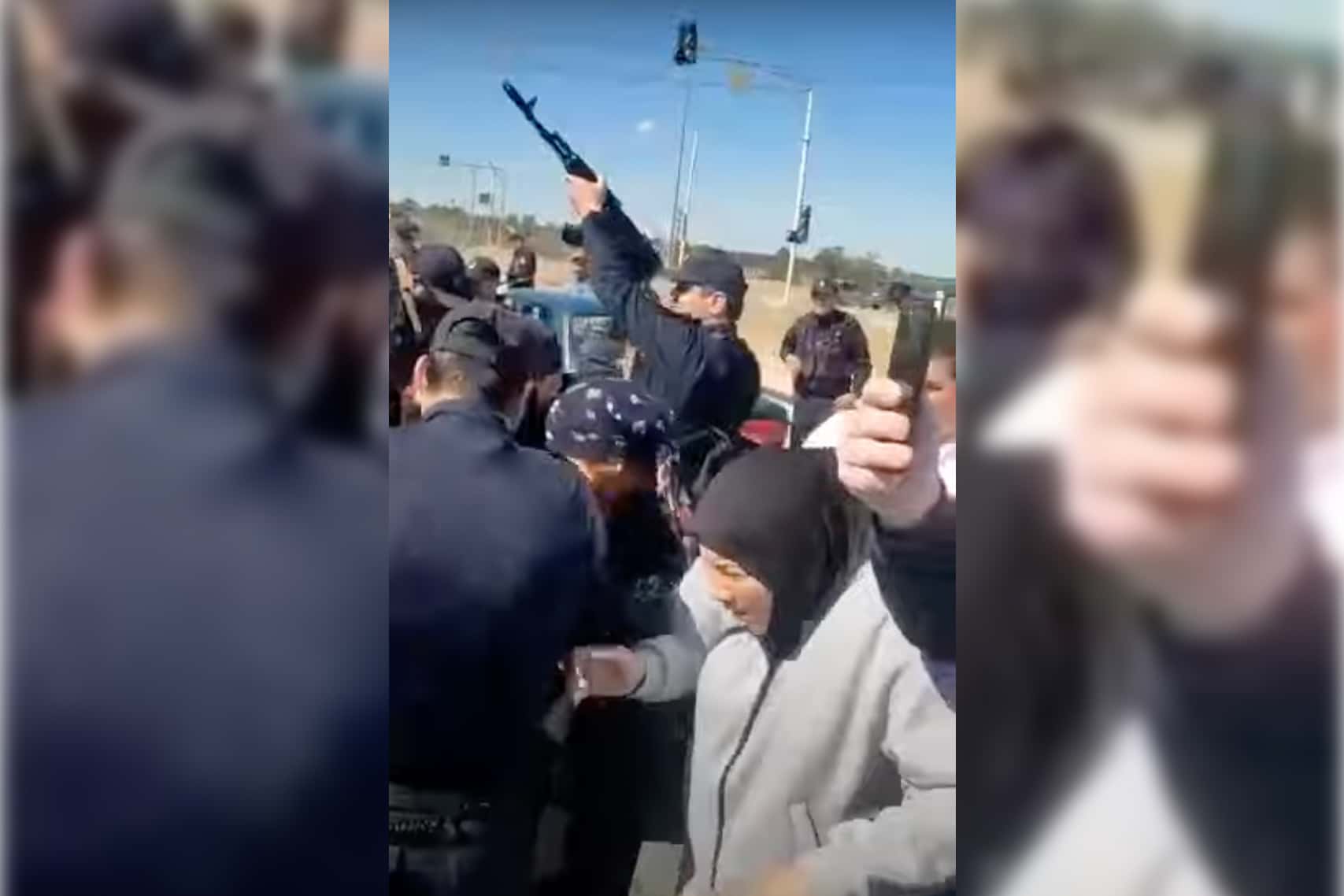 В Дагестане полиция открыла стрельбу в воздух во время протеста против мобилизации. Видео