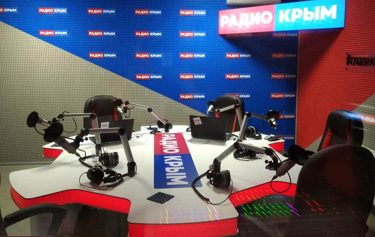 В эфире крымских радиостанций прозвучали сообщения об эвакуации, «власти» заявили о взломе