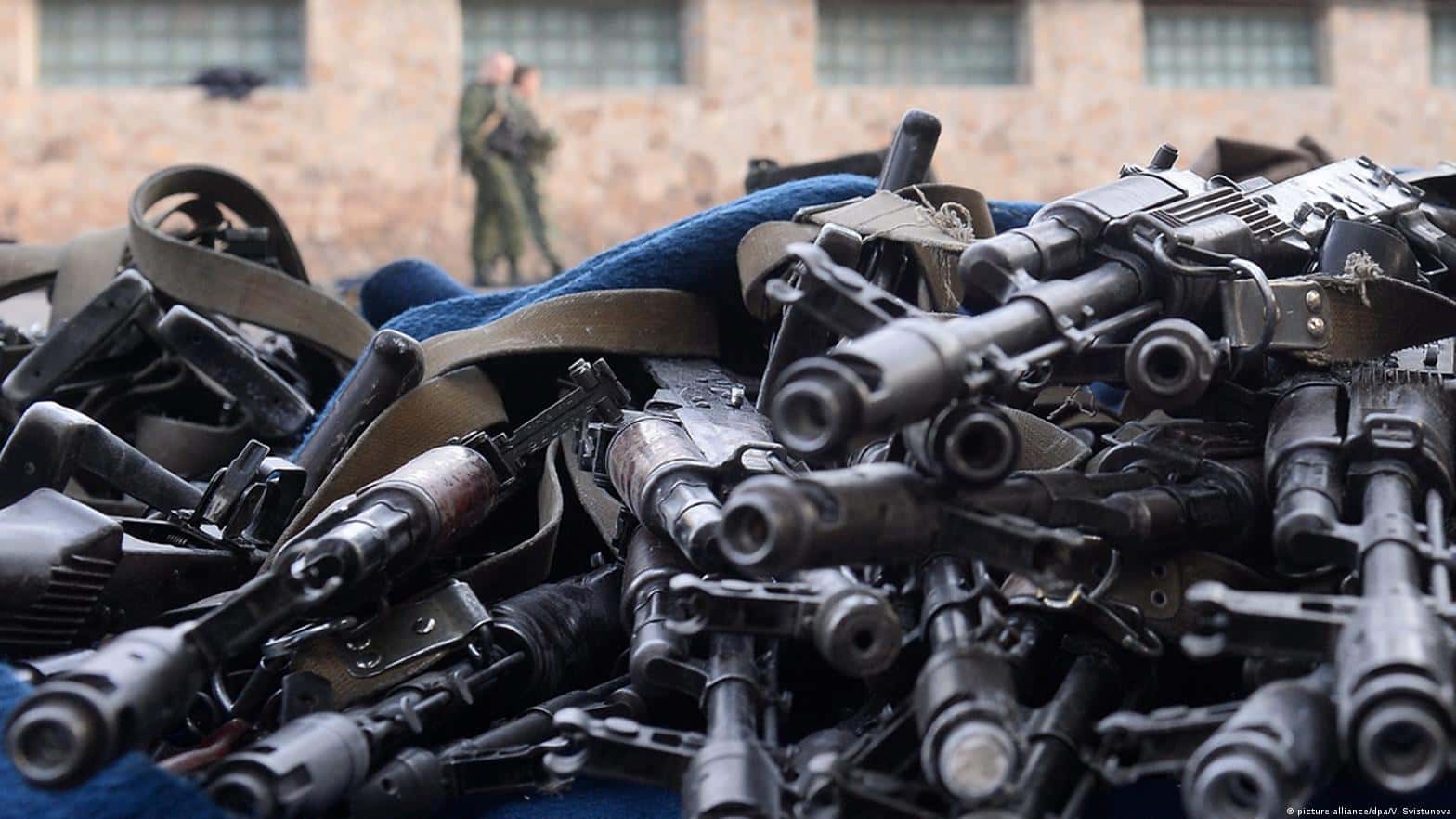 Французское издание, рассказавшее, что натовское оружие попадает из Украины на черный рынок, оказалось связанным с ГРУ