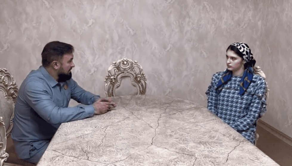 Чеченский омбудсмен записал видео с девушкой, бежавшей из Чечни из-за домашнего насилия. Теперь она говорит, что у нее все хорошо