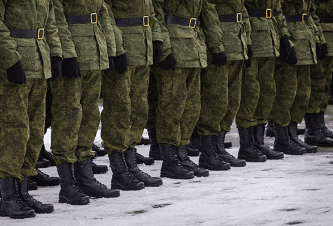 «Увеличение возраста призыва затронет два миллиона россиян, Россия переходит на военный режим существования» — правозащитник