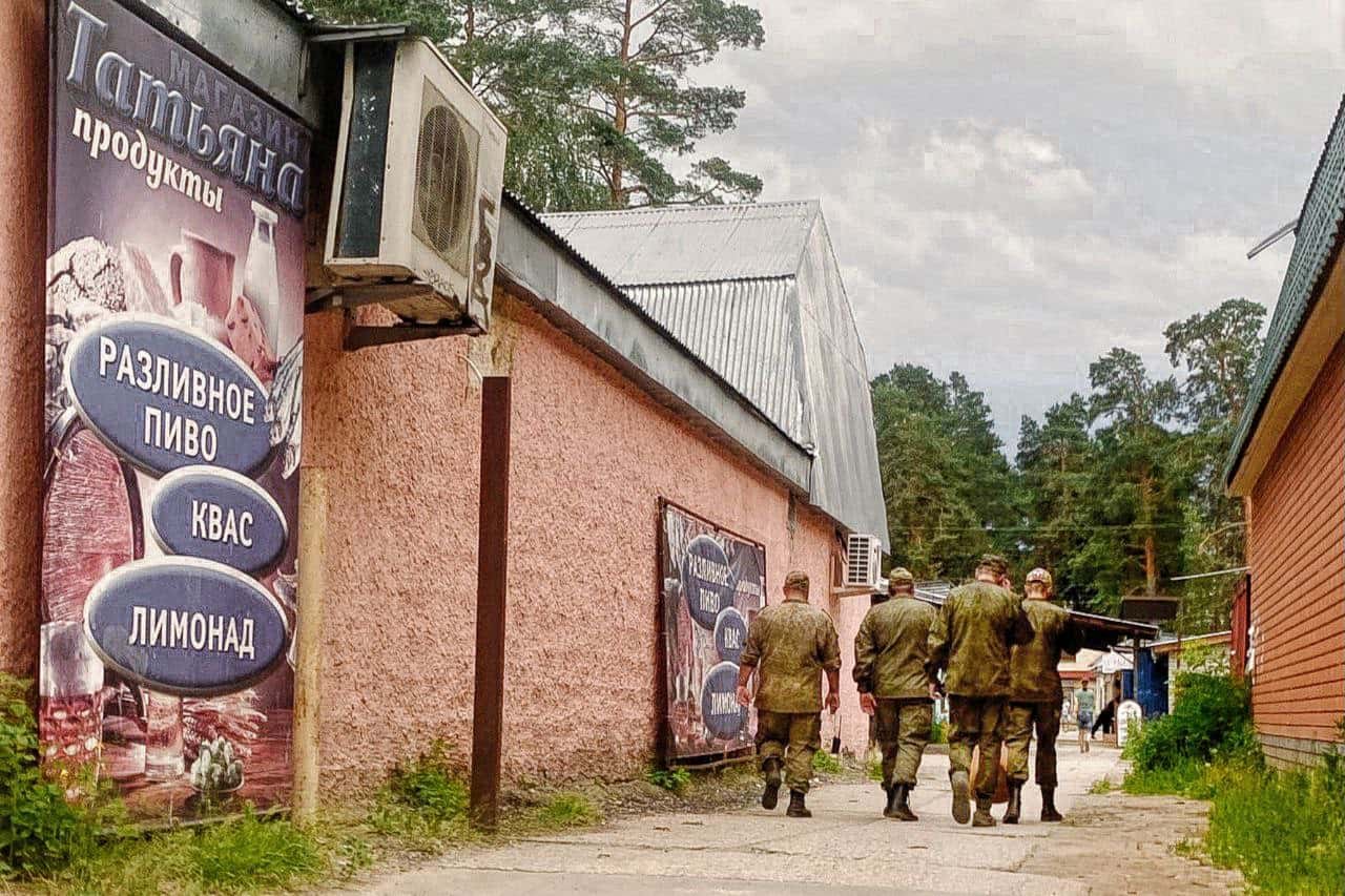 «Сожгли церковь и отрезали палец таксисту». Как солдаты с главного полигона в Мулино превратили в ад жизнь местного населения