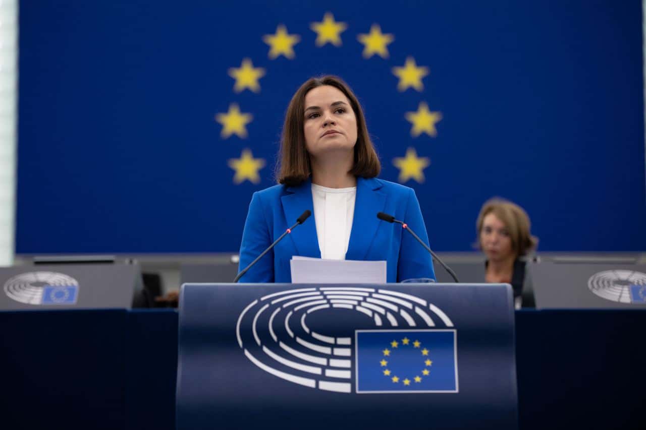 Светлана Тихановская представила в Европарламенте проект нового белорусского паспорта