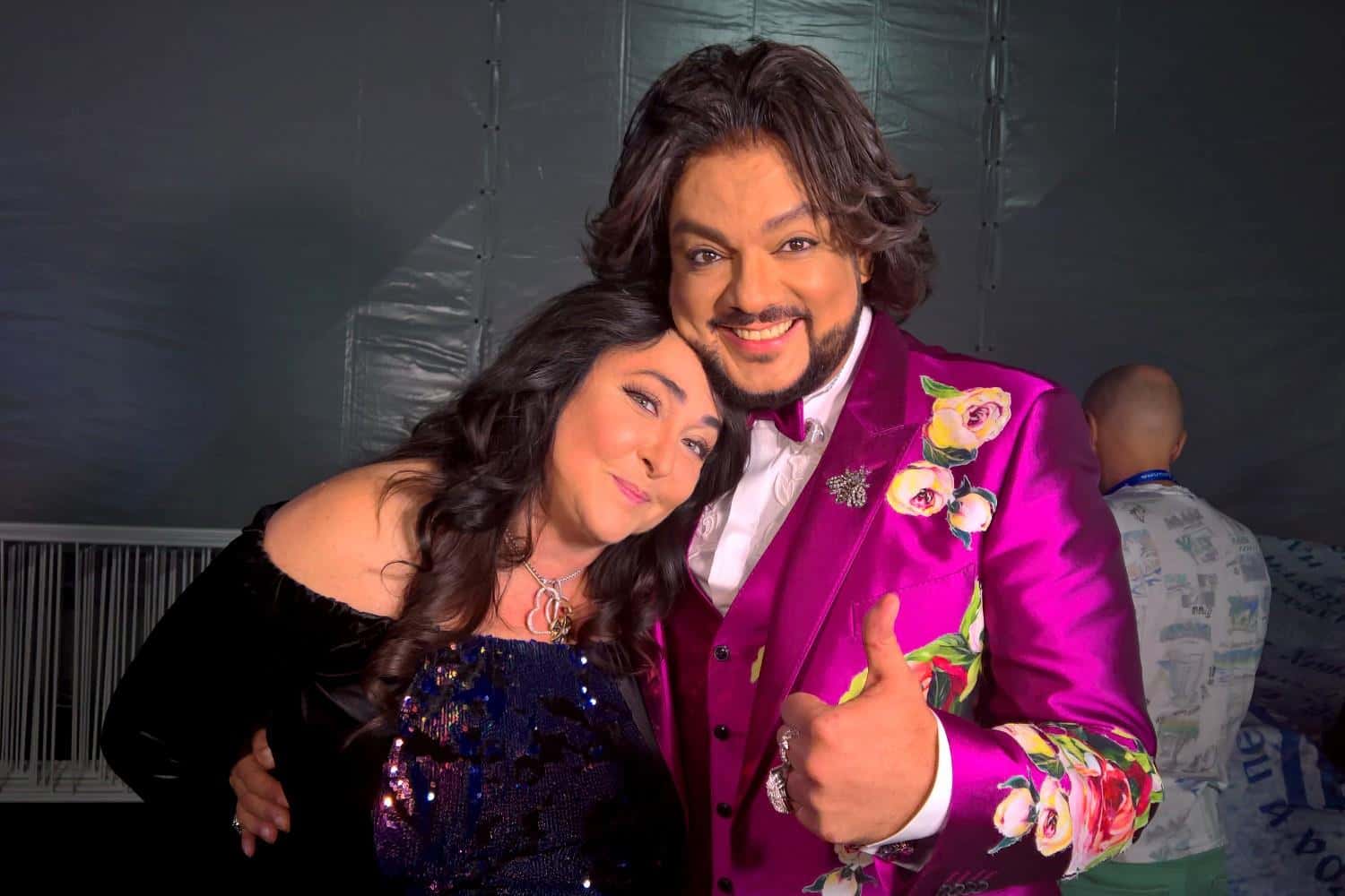 Участники «голой вечеринки» потеряли из-за отмены более 280 млн рублей. Закрывать «огоньки» будут каверами и мертвыми — эксперты