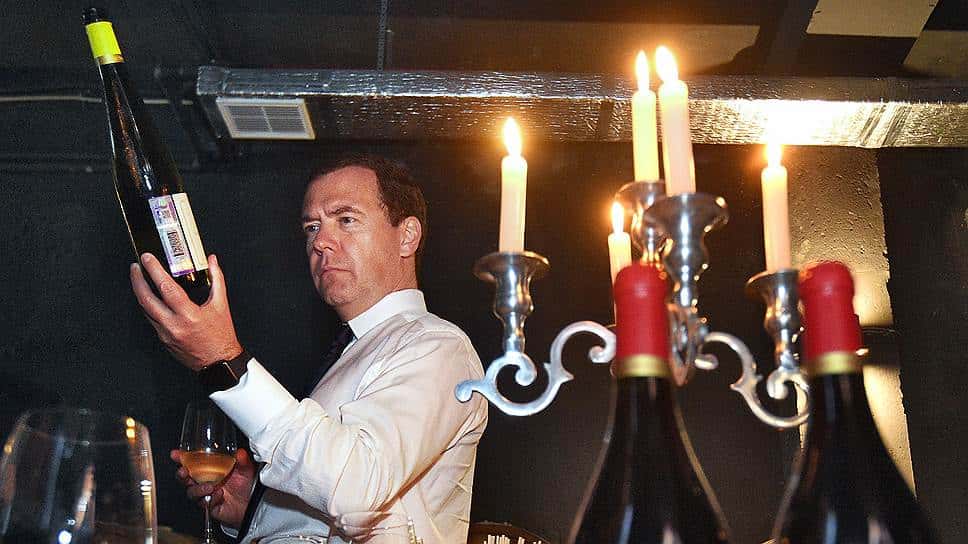 Пьяный Telegram. Скандальные посты Медведева следуют за датами поставок его вина из Италии