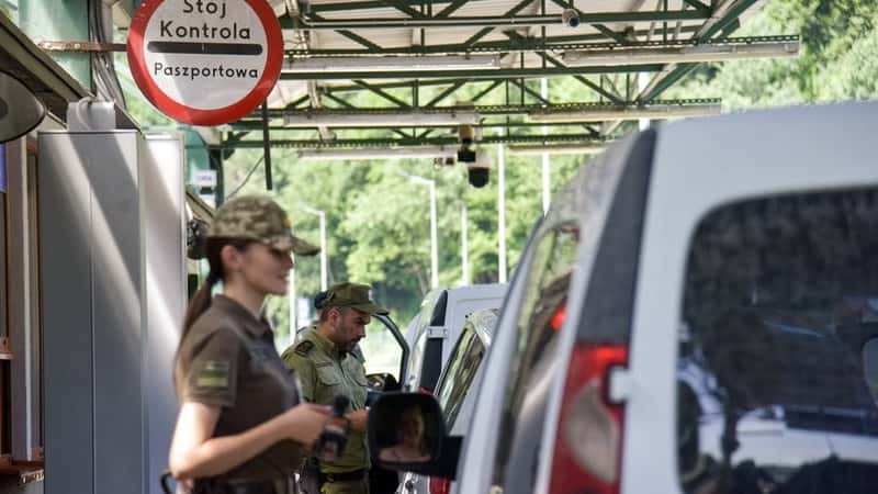 Польша пообещала помочь Украине с поиском мужчин, скрывающихся от мобилизации