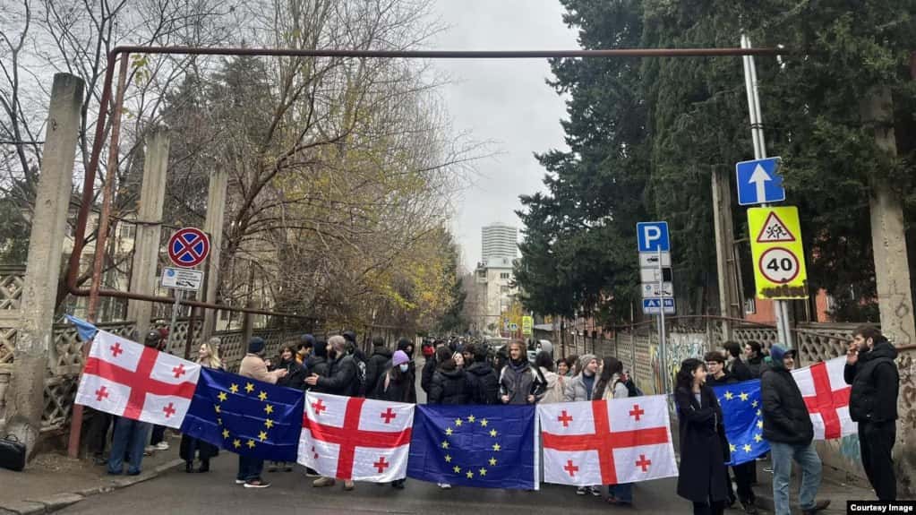 В Грузии школьники и студенты начали бойкотировать занятия и выходить на акции протеста. Премьер Кобахидзе призвал «деполитизировать школы»