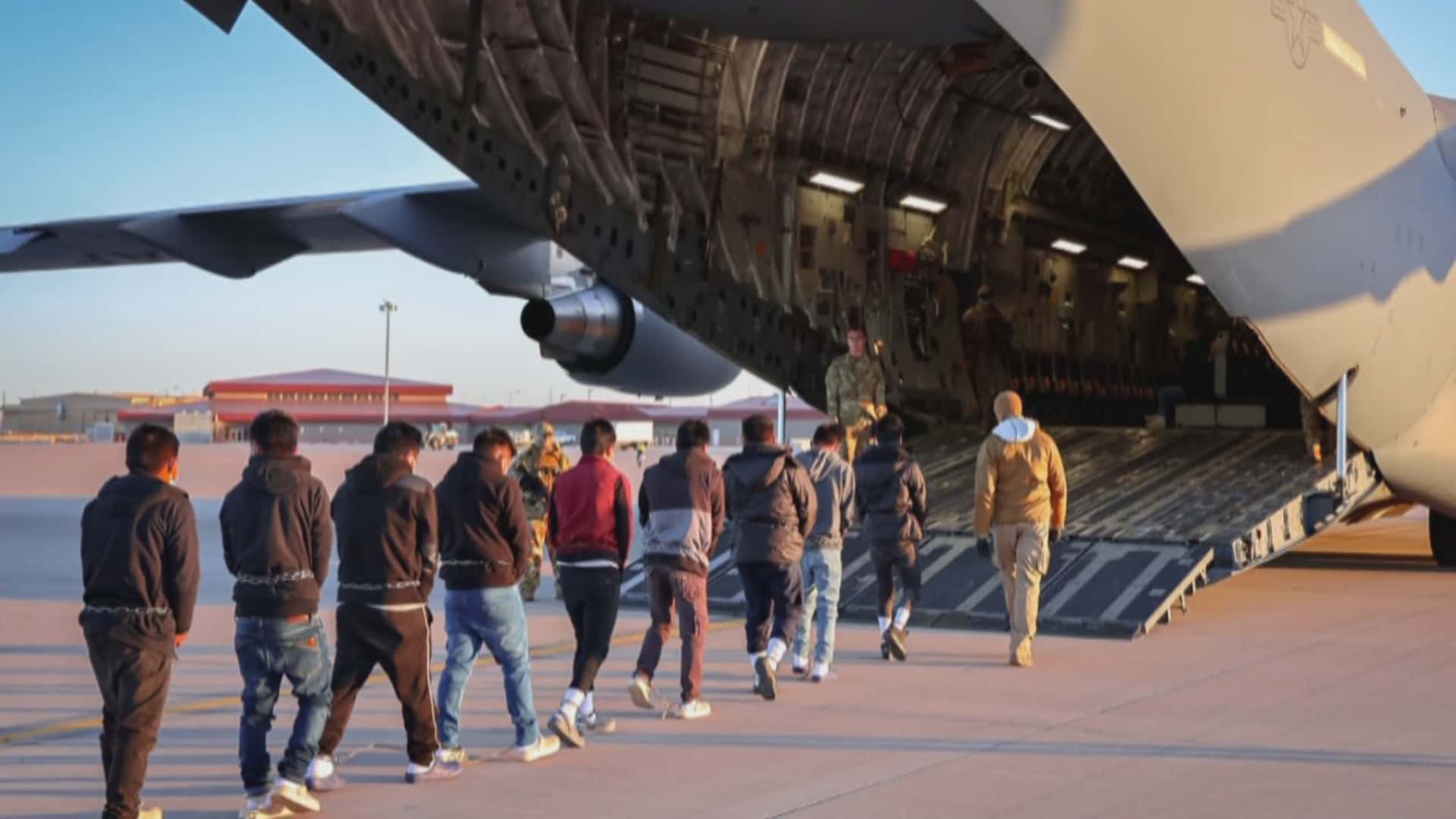 Власти Колумбии согласились принять своих граждан, депортированных из США. Ранее Трамп пригрозил ввести 25% пошлины на колумбийские товары