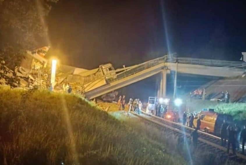 Семь человек погибли при обрушении моста в Брянской области. Еще один мост рухнул в Курской области. Telegram-каналы пишут о подрывах