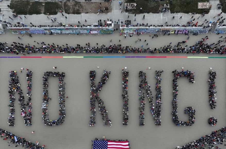 Шах королю: нарастающие протесты под лозунгами No Kings! предвещают республиканцам потерю большинства в Конгрессе