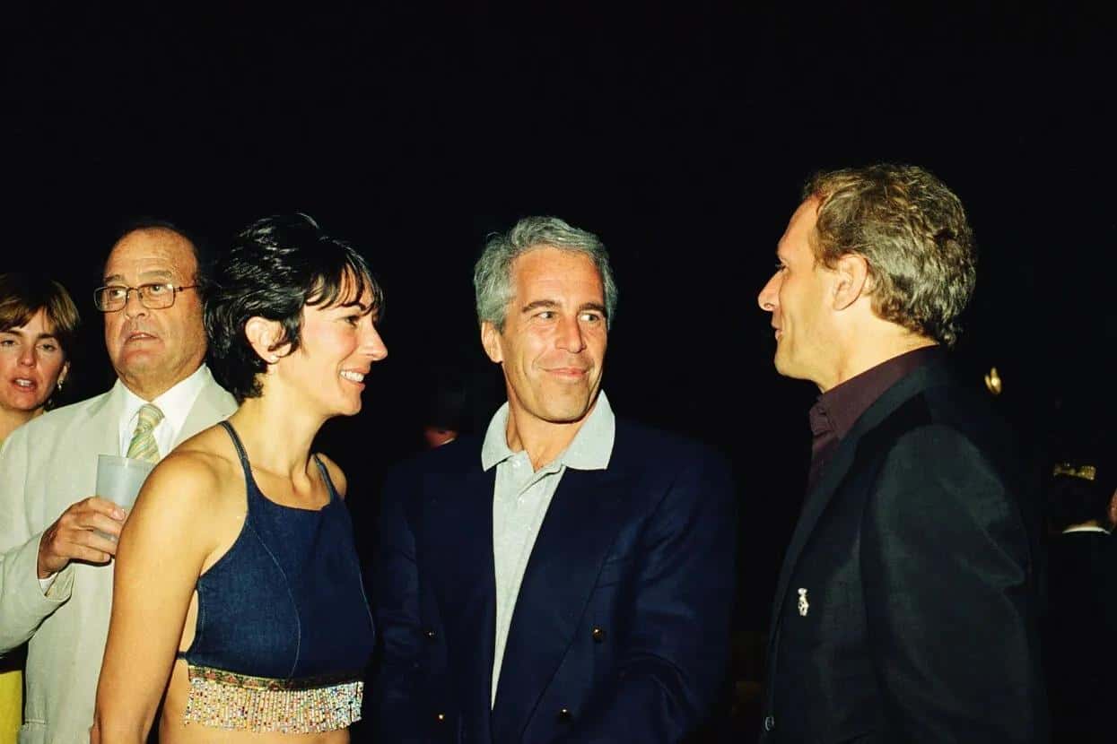 Конгрессмен Масси заявил, что в архивах Эпштейна есть имена 20 влиятельных людей, причастных к преступлениям. Речь не о Трампе