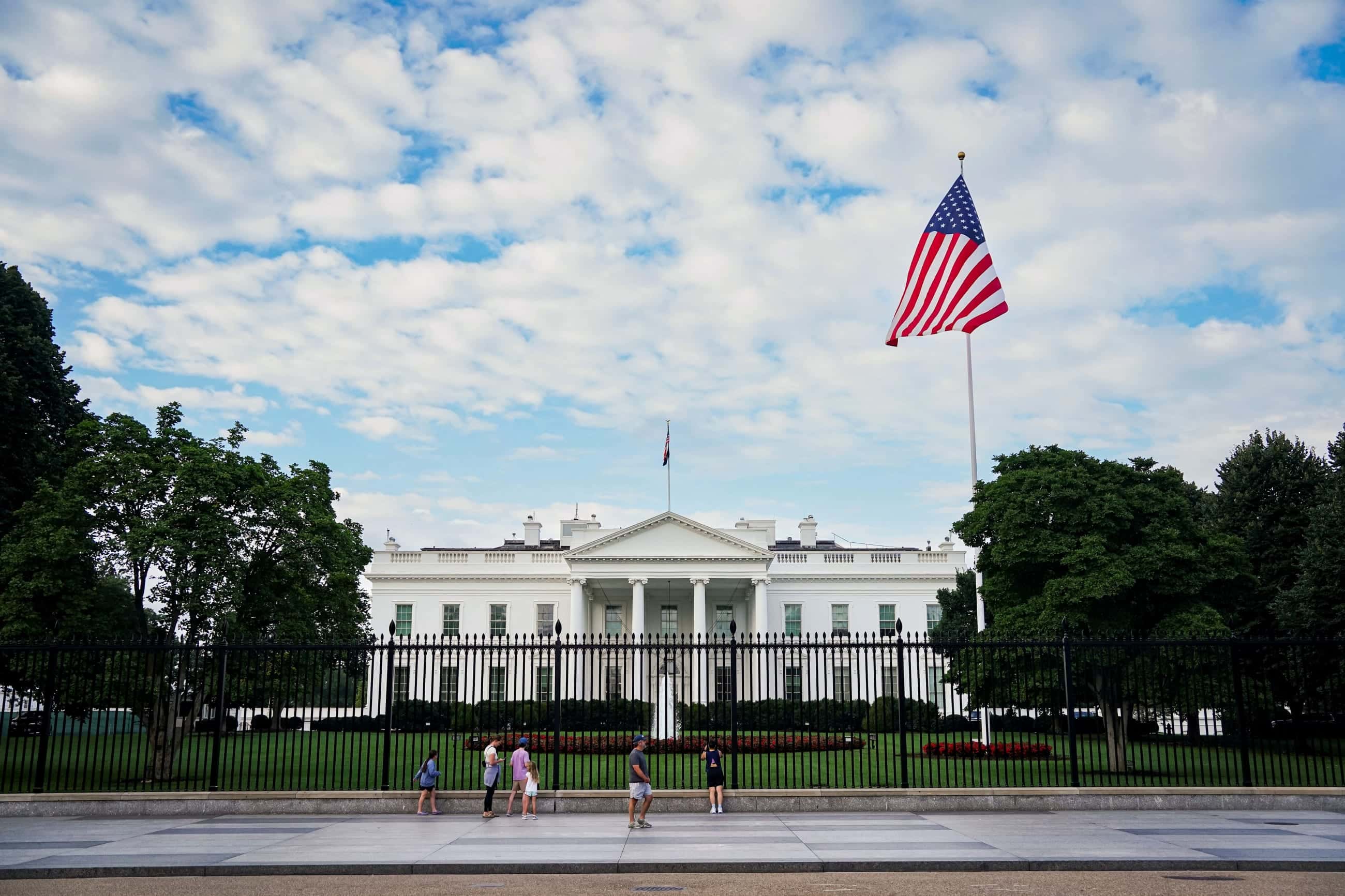 Власти США проверят все грин-карты, выданные выходцам из 19 стран. Решение принято после нападения на нацгвардейцев в Вашингтоне