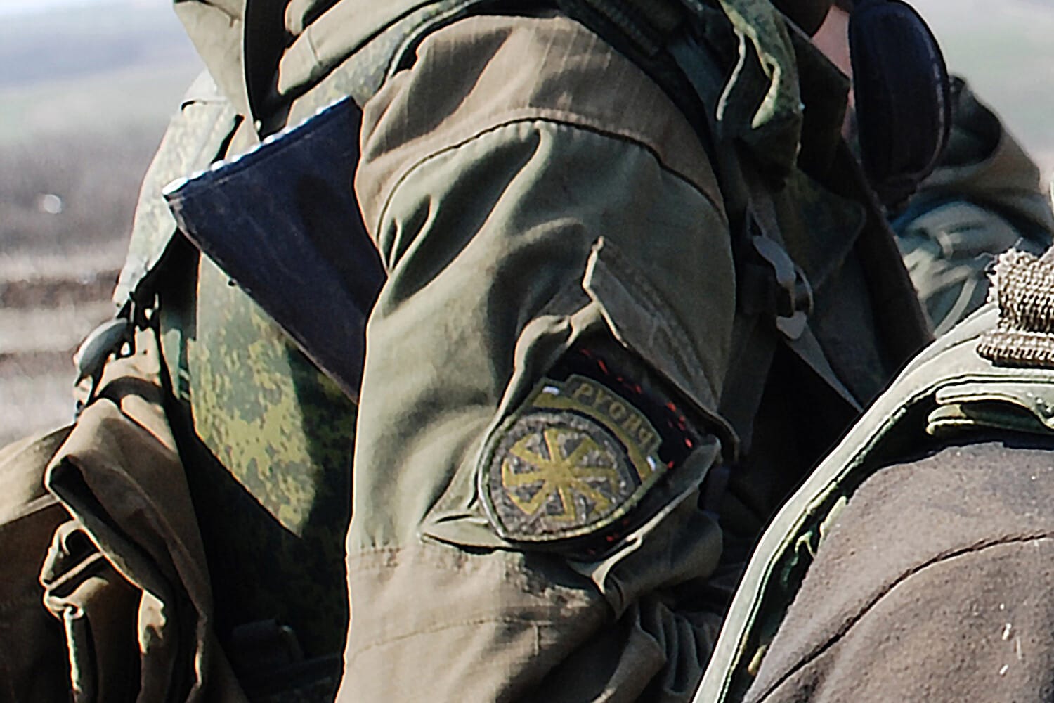 Неонацистская ДШРГ «Русич» публично объявила награду тем, кто будет убивать военнопленных. Это военное преступление