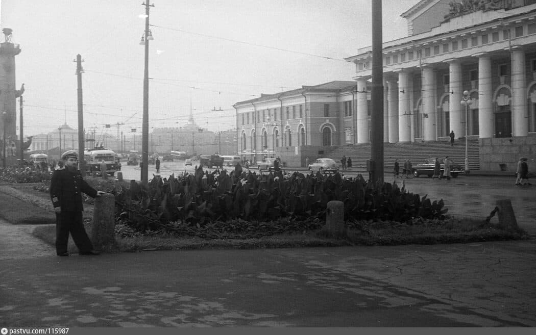 Здание Биржи. 1957. Дальняя белая мраморная мемориальная доска Сталину сохранилась, разбитая ближняя не восстановлена.
