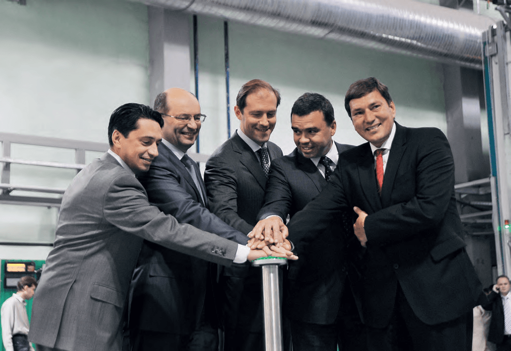 Открытие новой линии цеха «Уралвагонзавода», 2009. Слева направо: гендиректор УВЗ Олег Сиенко, губернатор Свердловской области Александр Мишарин, замминистра промышленности и торговли РФ Денис Мантуров, первый замминистра промышленности и торговли Чехии Томаш Гыннер и президент АО «АЛТА» Владимир Плашил