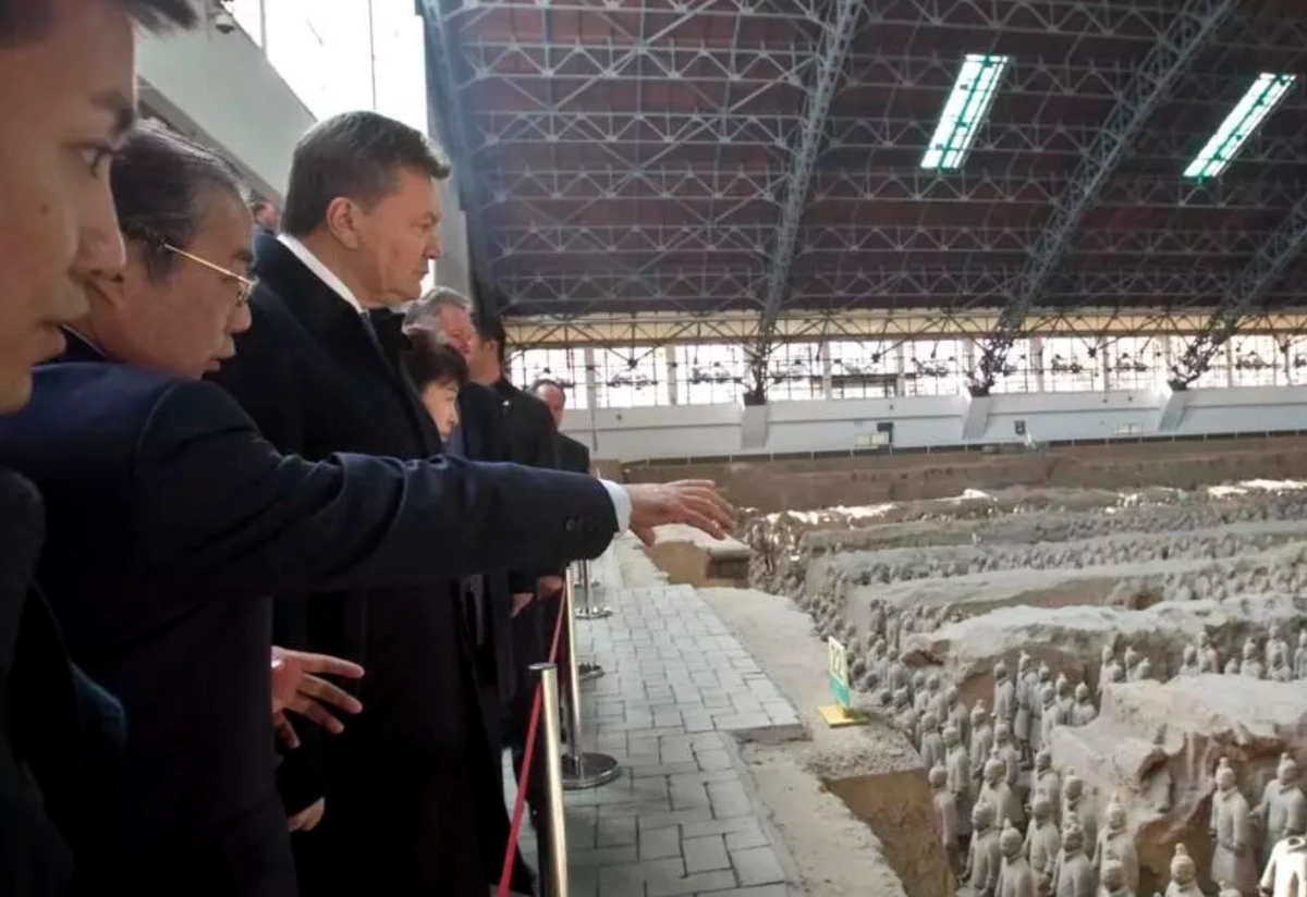 Viktor Yanukovych at the Museum of the Terracotta Army in China
