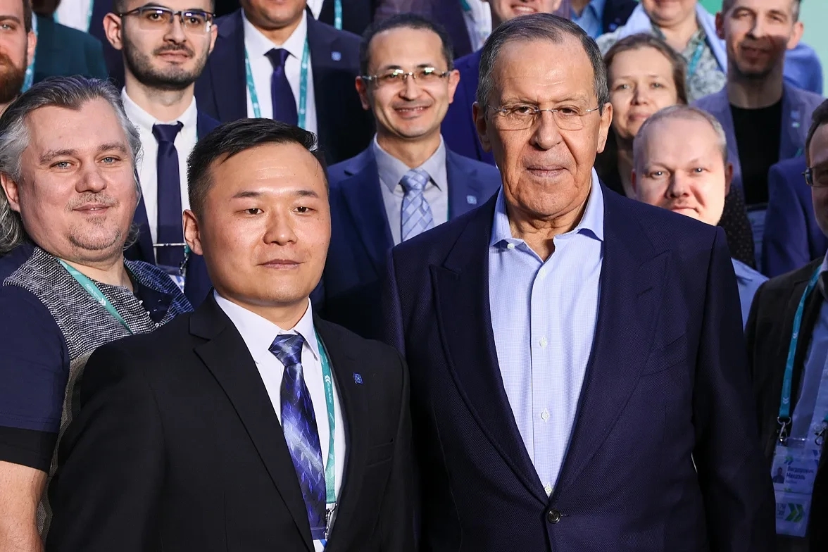 Zhang Qing Wei, laureate of the “Leaders of Russia” competition, with Russian Foreign Minister Sergei Lavrov. 2023