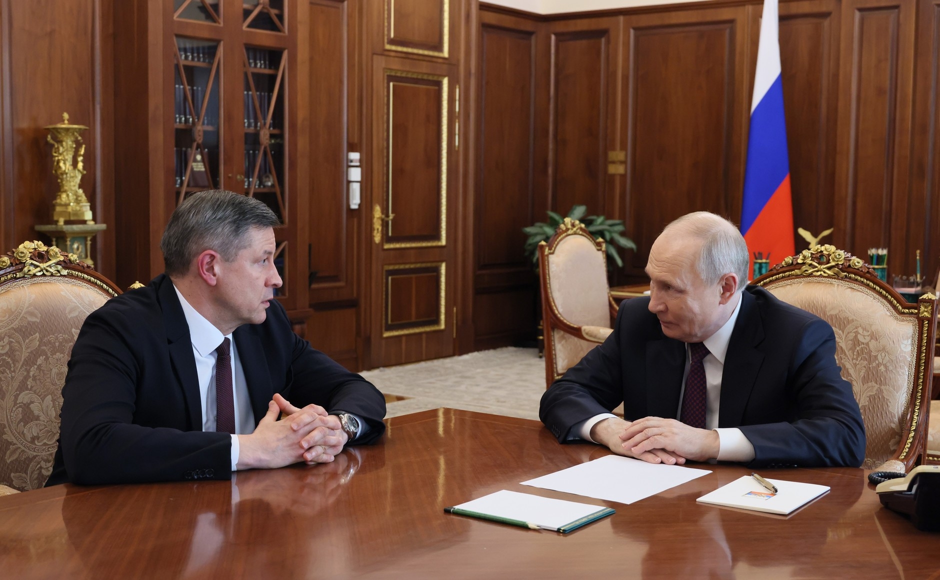 Егор Ковальчук (слева) на встрече с Владимиром Путиным, 13 мая 2026
