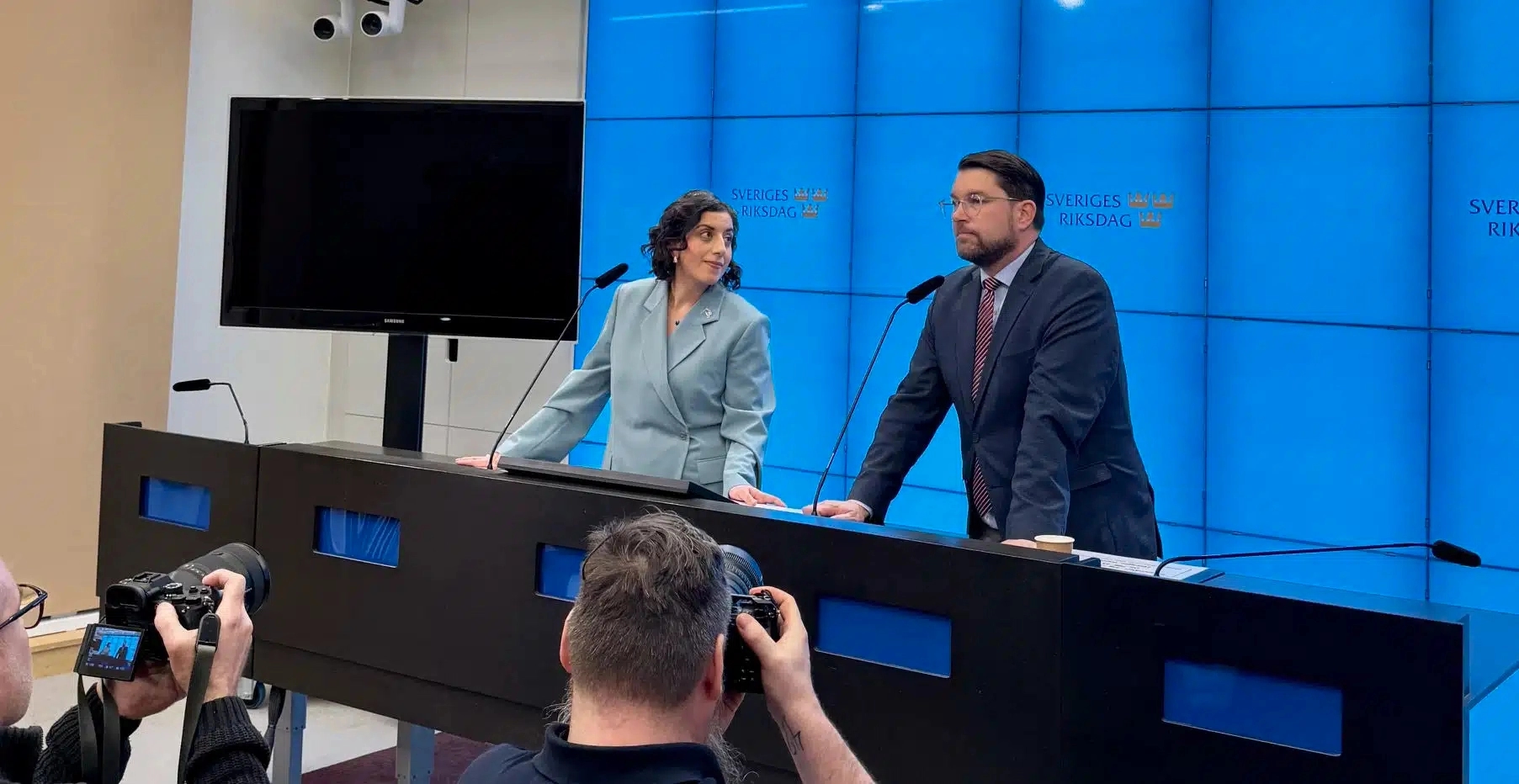 Liberal leader Mohamsson signed an agreement with Jimmie Åkesson, leader of the far-right Sweden Democrats
