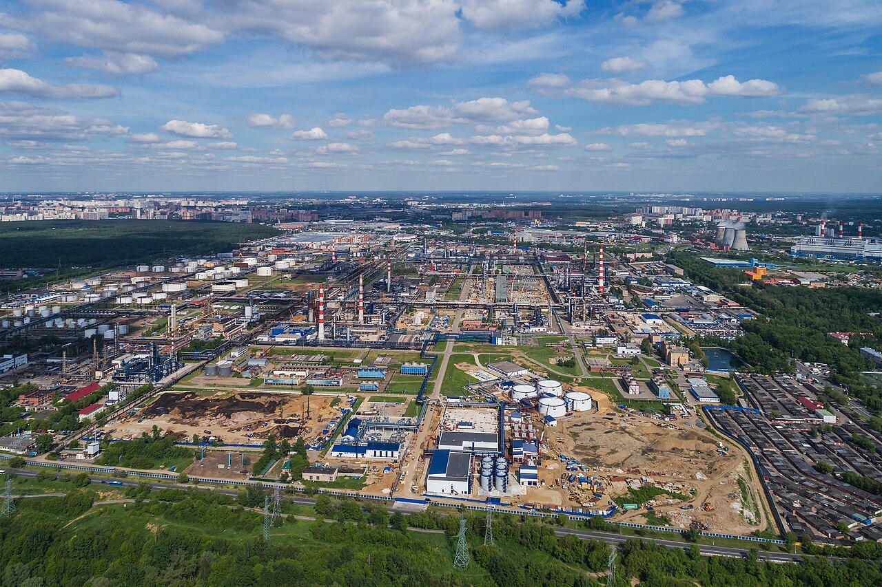 Московский нефтеперерабатывающий завод «Газпром нефти» расположен в Москве в районе Капотня, недалеко от жилых домов