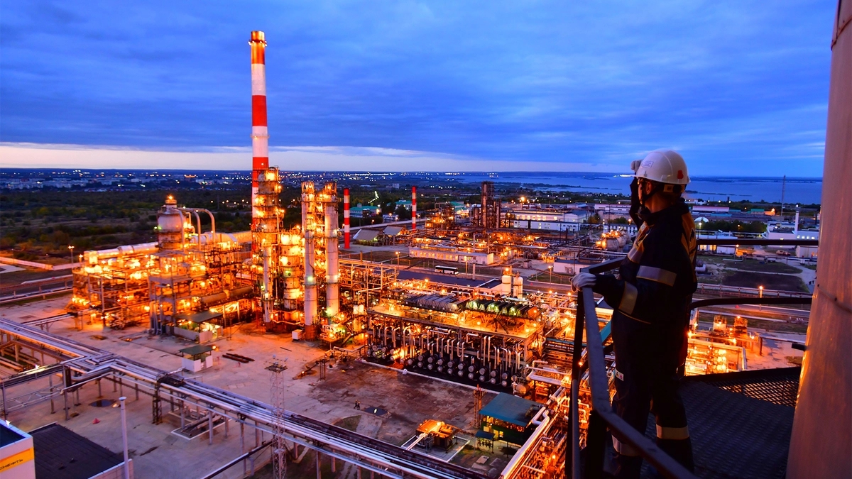 The towers of the ELOU-AVT-6 primary oil-processing unit are clearly visible in this photo of Rosneft’s Syzran refinery.