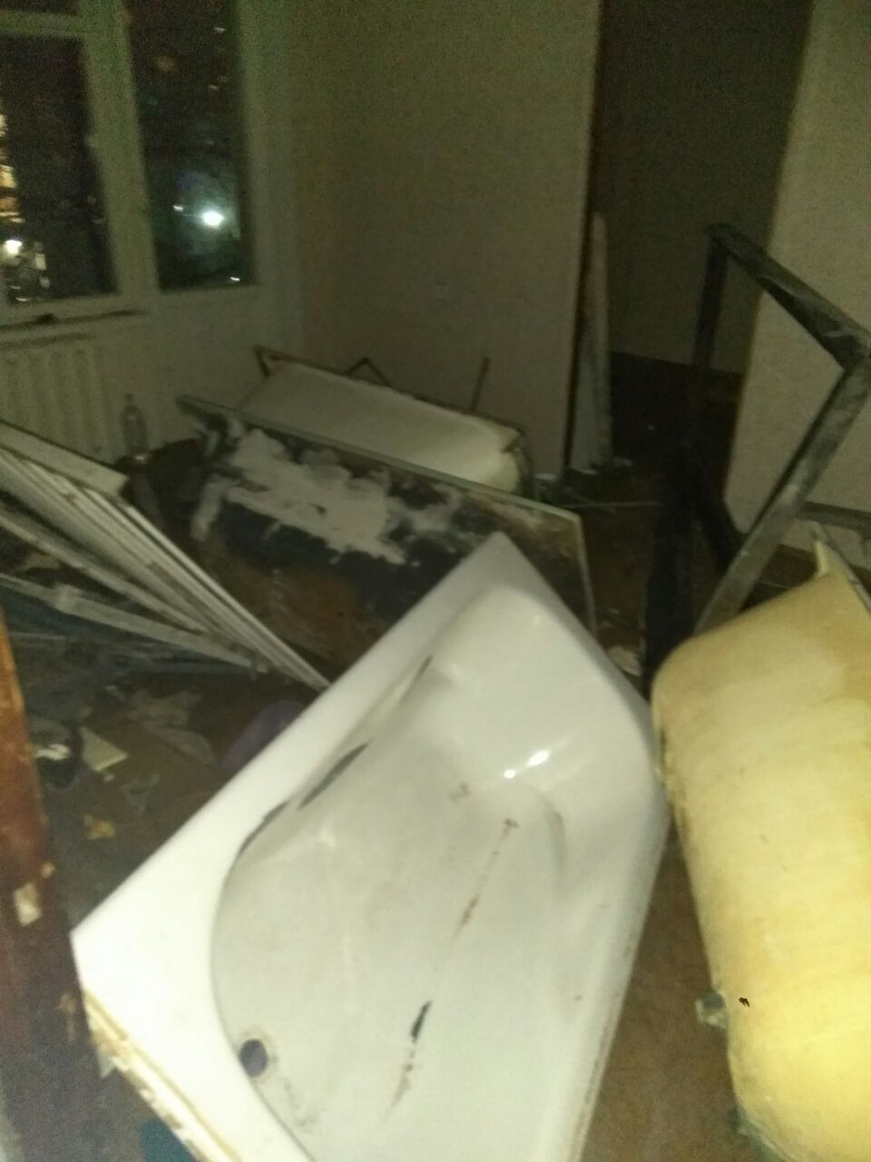 Так выглядят квартиры в доме, где все еще живут люди