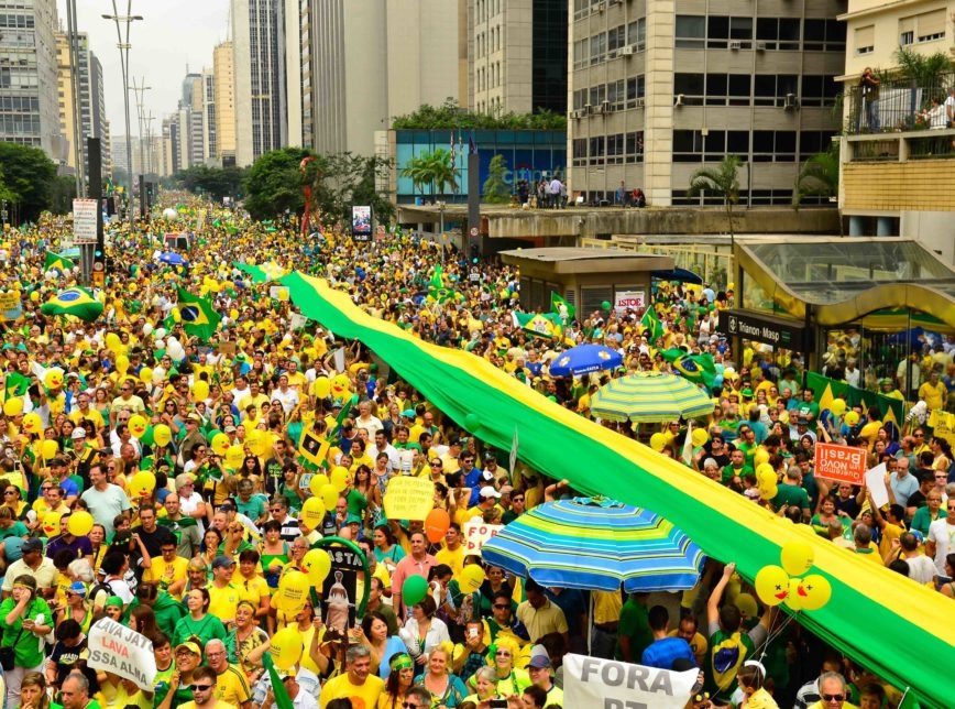 А теперь самое существенное — процедура импичмента, может быть, и не была бы начата, если бы по всей стране не прошли демонстрации протеста против действий когда-то любимого президента. Миллионные демонстрации. В результате ее отрешили от должности 61 голосом против 21.