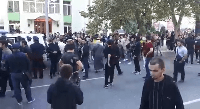 Более 100 человек задержаны в Махачкале на митинге против мобилизации. Акции в Дагестане прокомментировал Зеленский