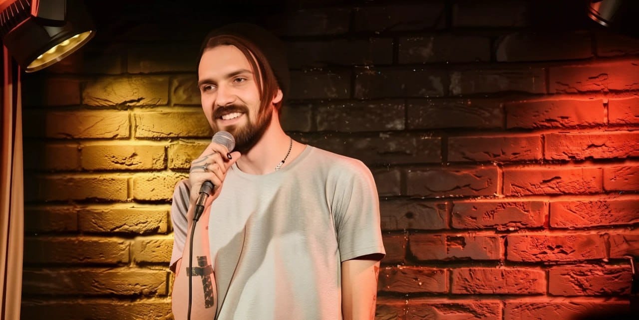 Силовики задержали стендап-комика Артемия Останина. На него завели уголовное дело за шутку якобы про участника войны