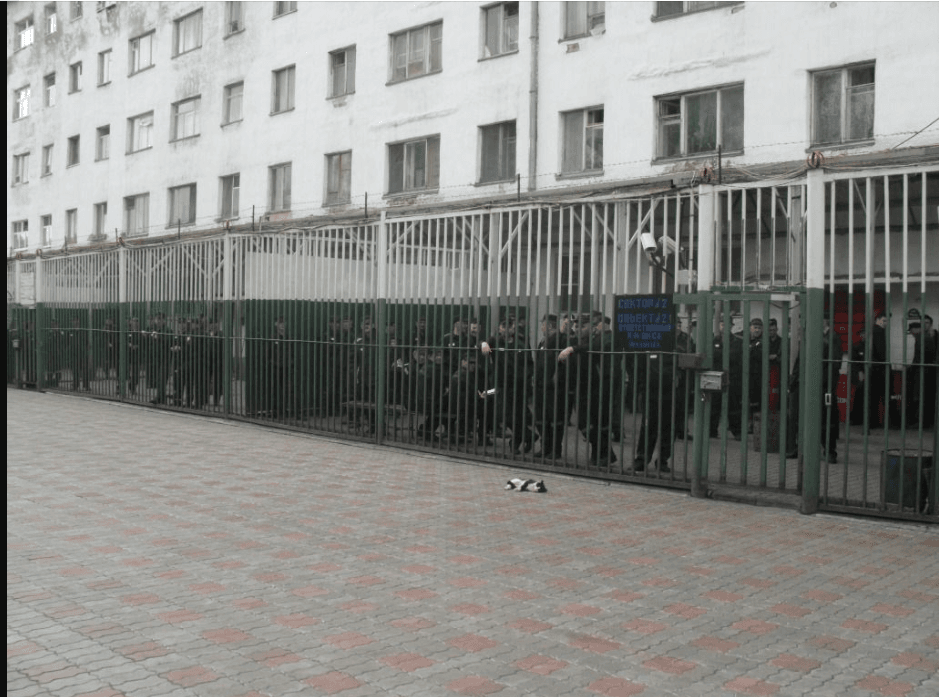 «Грушники часто сидят за наркоту, а чекисты — за крышевание» — исповедь зека из колонии для спецслужб и полицейских