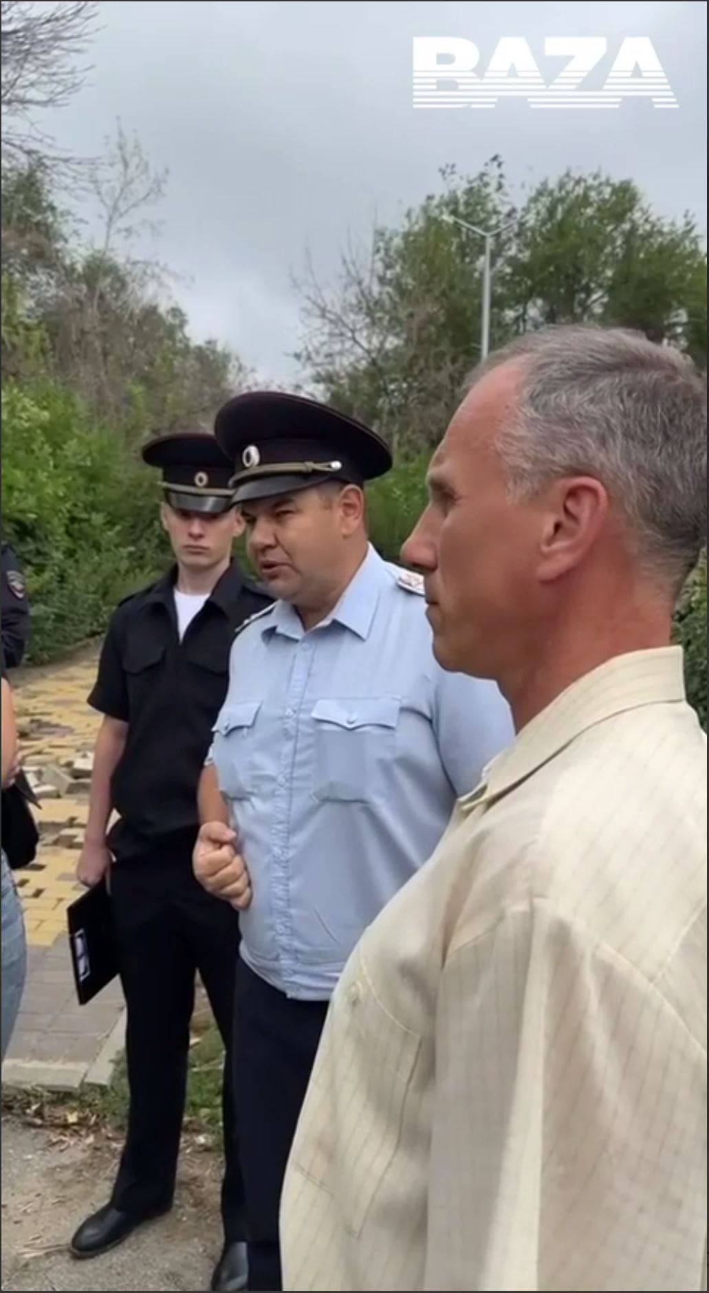 «Будет необходимость, я вас всех расстреляю» — полицейский в Саратове обратился к митингующим против застройки парка