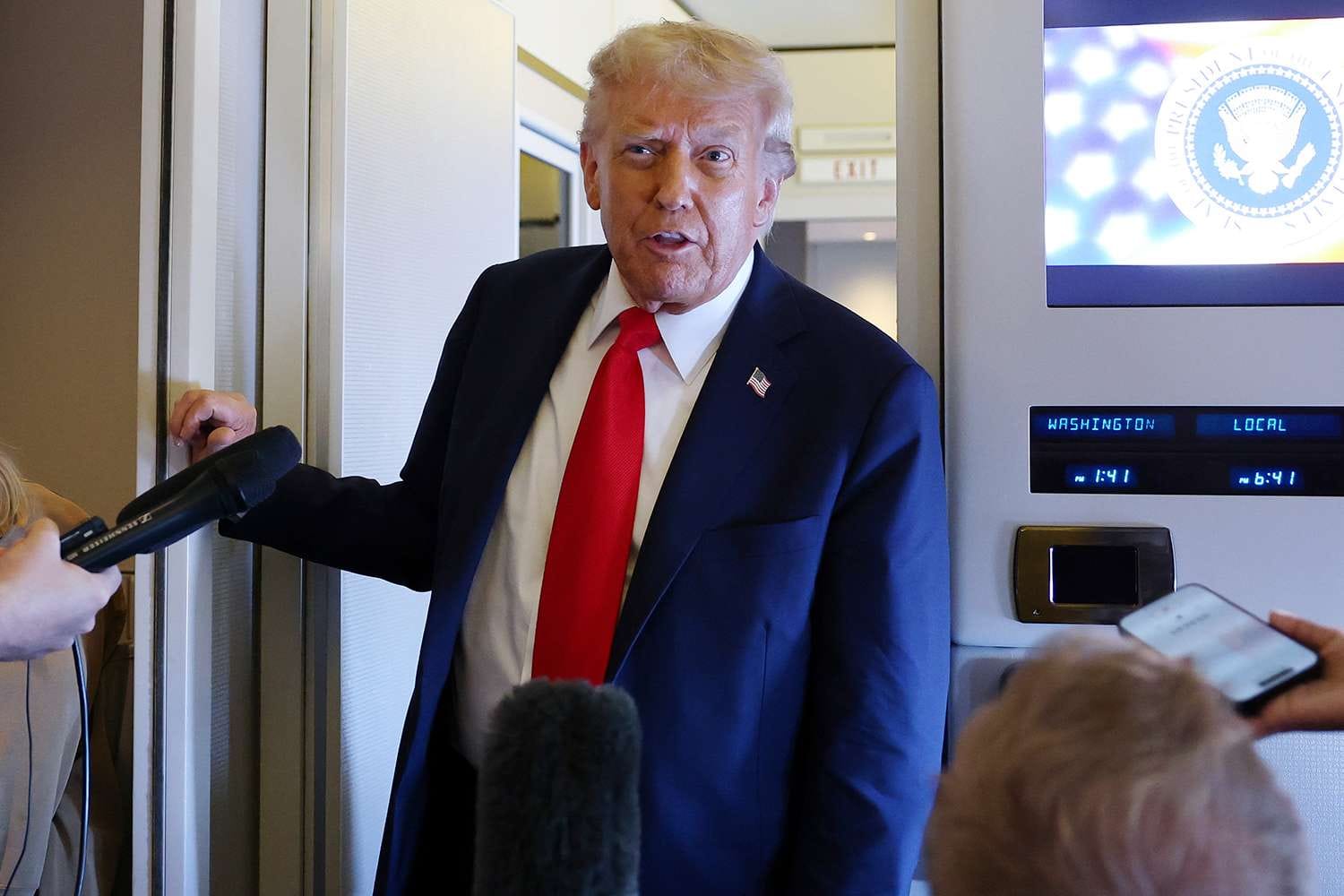 Трамп заявил, что США «на всякий случай» отправили к Ирану военный флот. На Ближний Восток идут авианосец и несколько эсминцев — источники