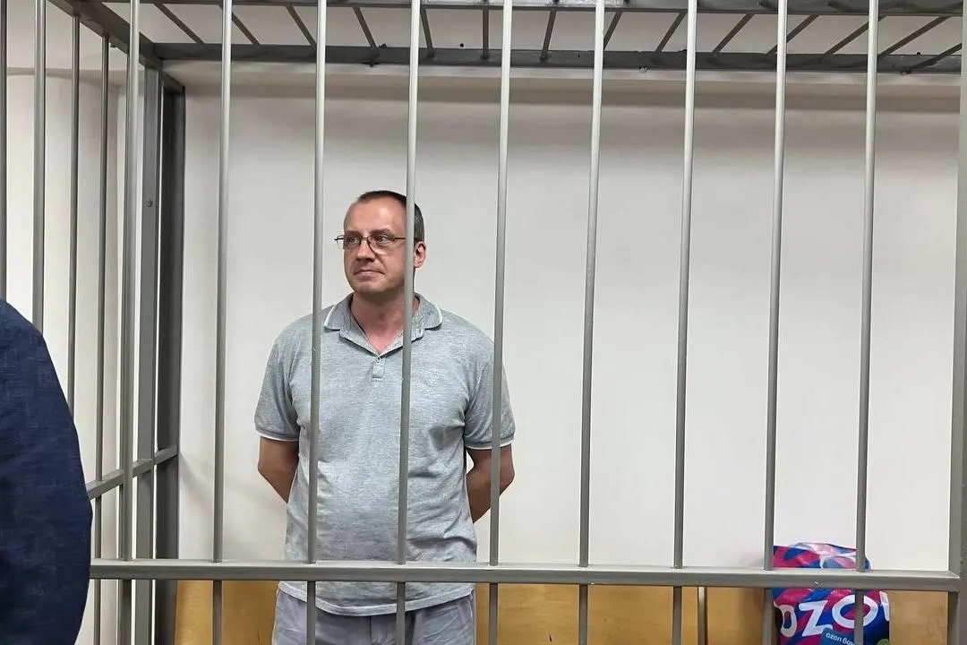 Attorney Igor Popovsky in a courtroom holding cell. Photo: Mediazona