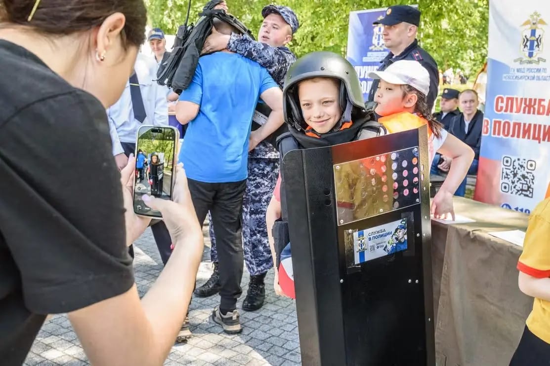 Russian National Guard, prison service, and police show schoolchildren weapons and riot suppression techniques on Children’s Day