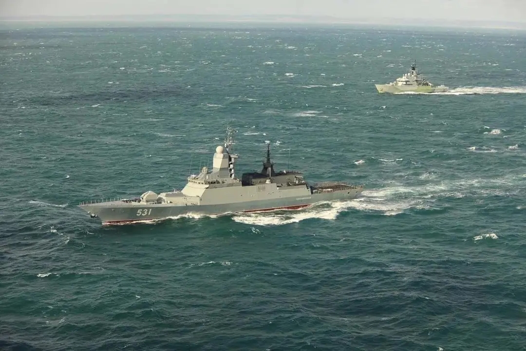 The British River-class patrol vessel HMS Mersey monitoring the Russian Steregushchy-class corvette Soobrazitelny (hull number 531) in UK waters in March 2026. Photo: Royal Navy