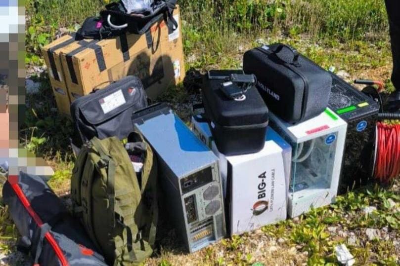 Черногория выслала троих россиян с компьютерной техникой, среди них видеооператор. Его жена назвала его The Insider геймером «с попутчиками»
