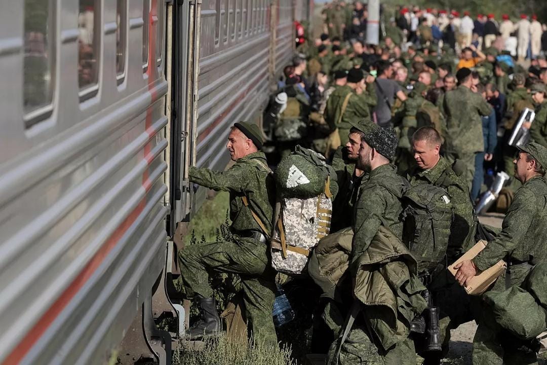 На северо-западе России досматривают автомобили и строят военные базы. В НАТО заявили о наращивании российских сил у границы с Финляндией