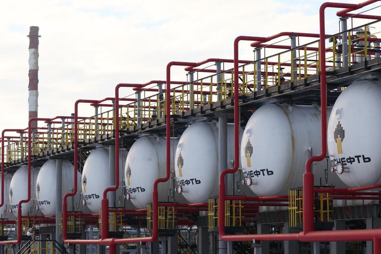 После рекордных ударов по НПЗ переработка нефти в России упала до минимума за 20 лет — Bloomberg