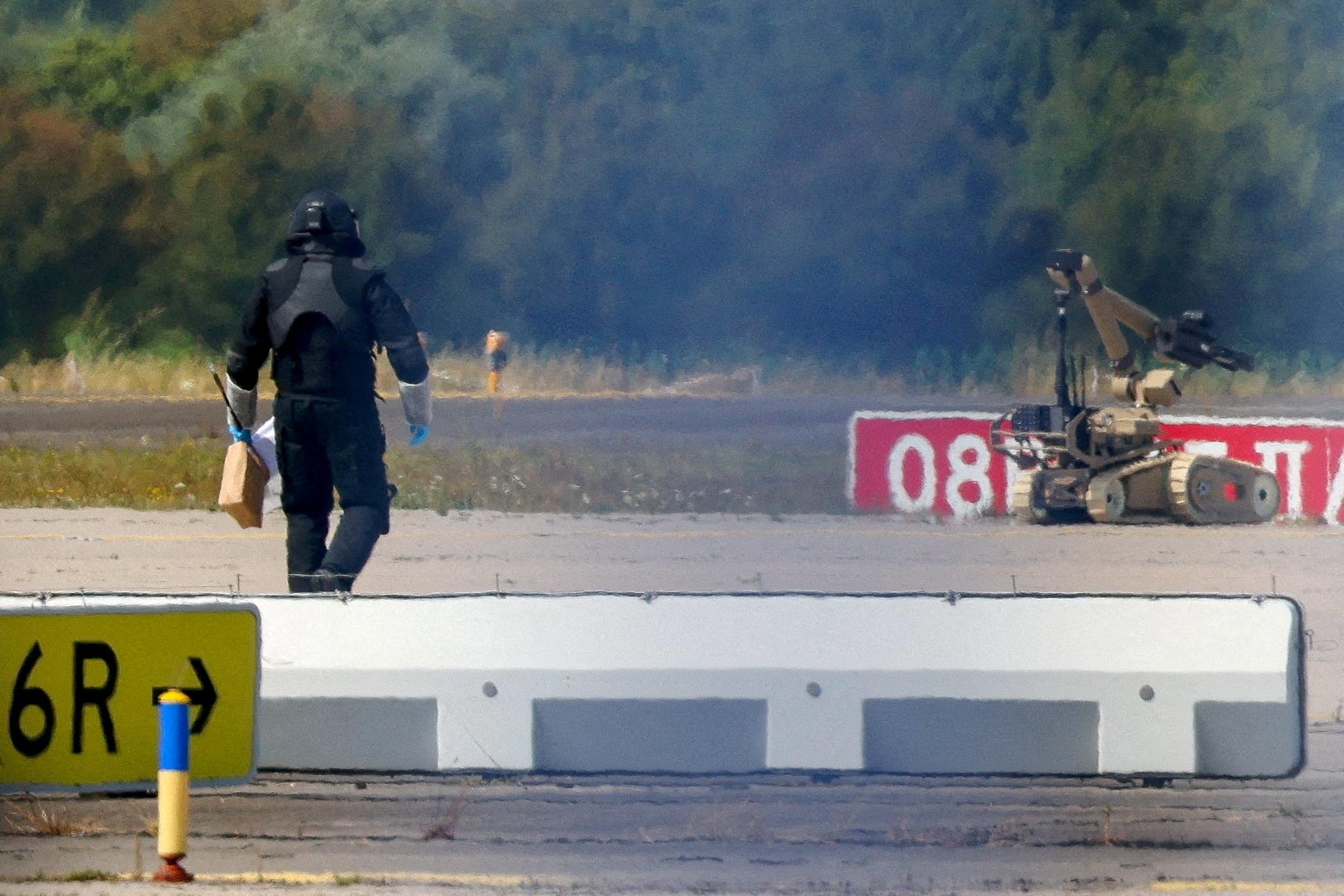 Фото: полицейский в аэропорту Лейпцига после обнаружения дрона. REUTERS/Axel Schmidt