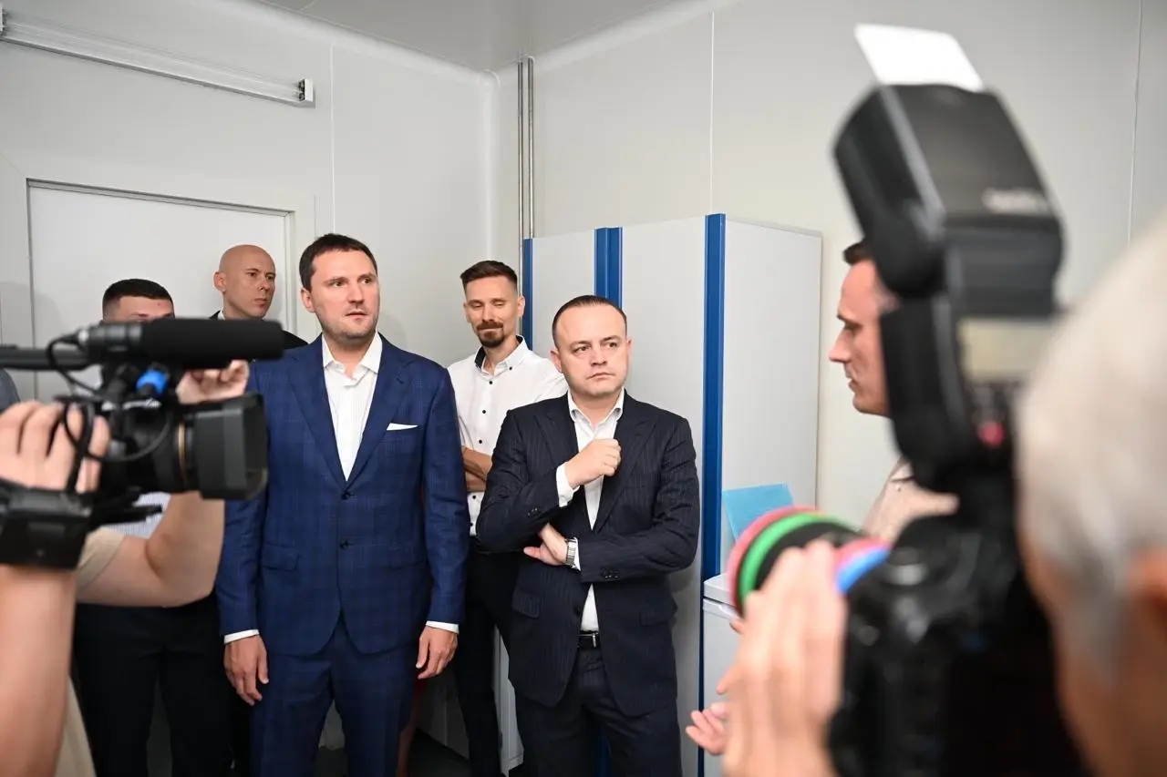 Vitaly Kovalev (on the left in the blue suit) and Vladislav Davankov (right). Photo: Vladislav Davankov / Telegram