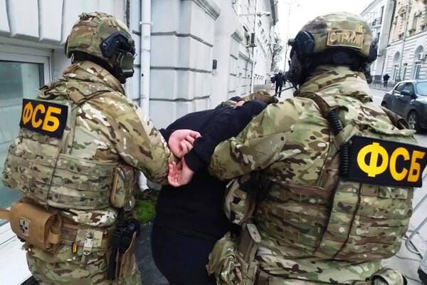 «Уезжай, или сядешь». Как ФСБ вернулась к советской практике выдавливания несогласных за границу