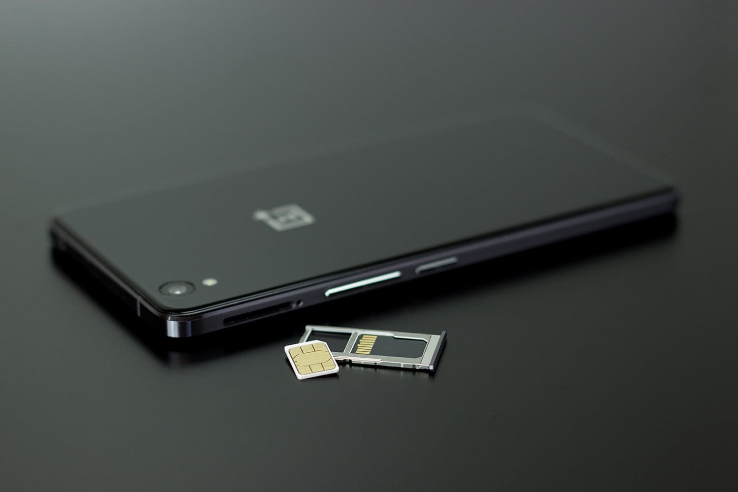 ФСБ разрешила виртуальному оператору продажу eSIM в России