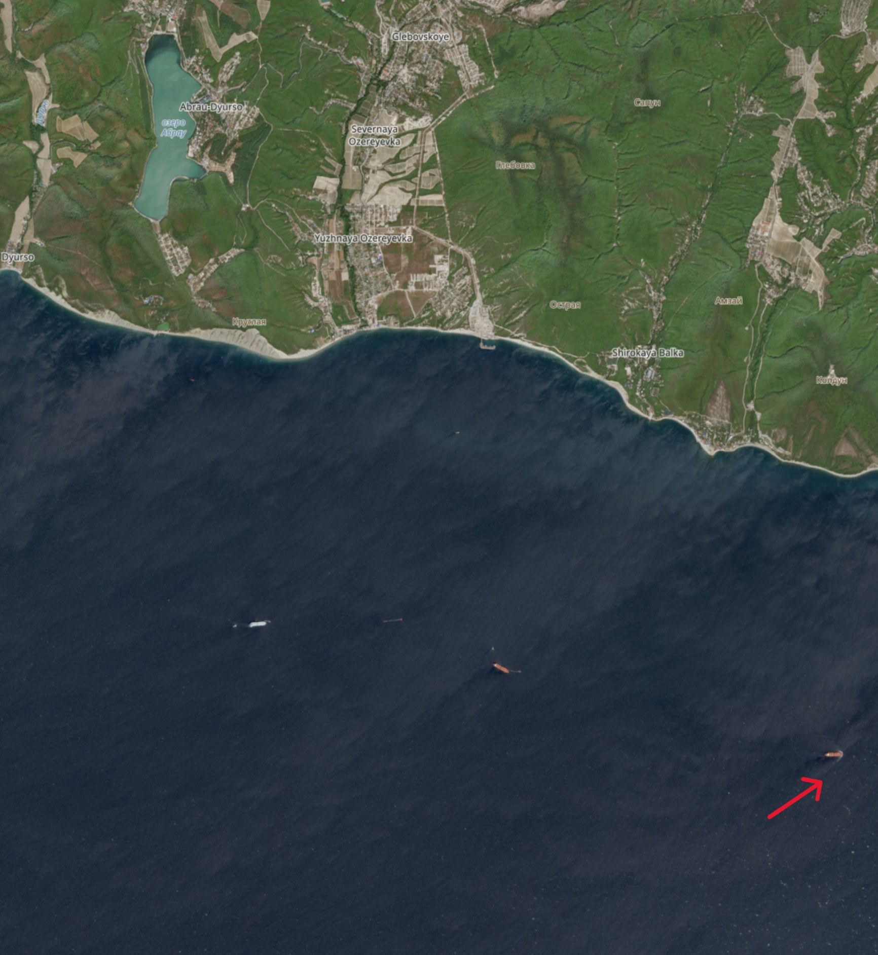 Satellite photo showing the location of the Caspian Pipeline Consortium's single point mooring systems near Novorossiysk. The red arrow indicates SPM-2. Next (from left to right): SPM-3 and SPM-1.