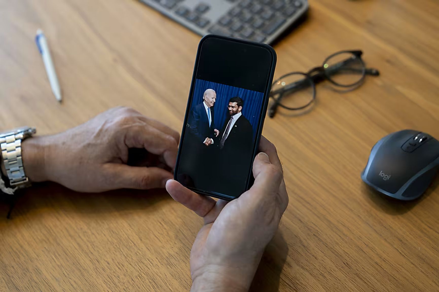 Снимок Шриваставы и Байдена, который индиец, по словам Трооста, ему демонстрировал