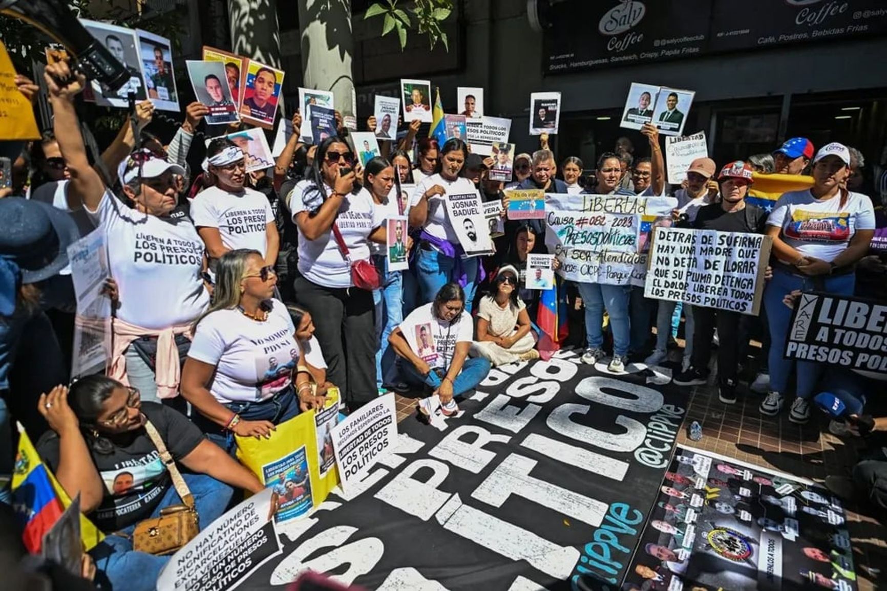 Protesting relatives of political prisoners