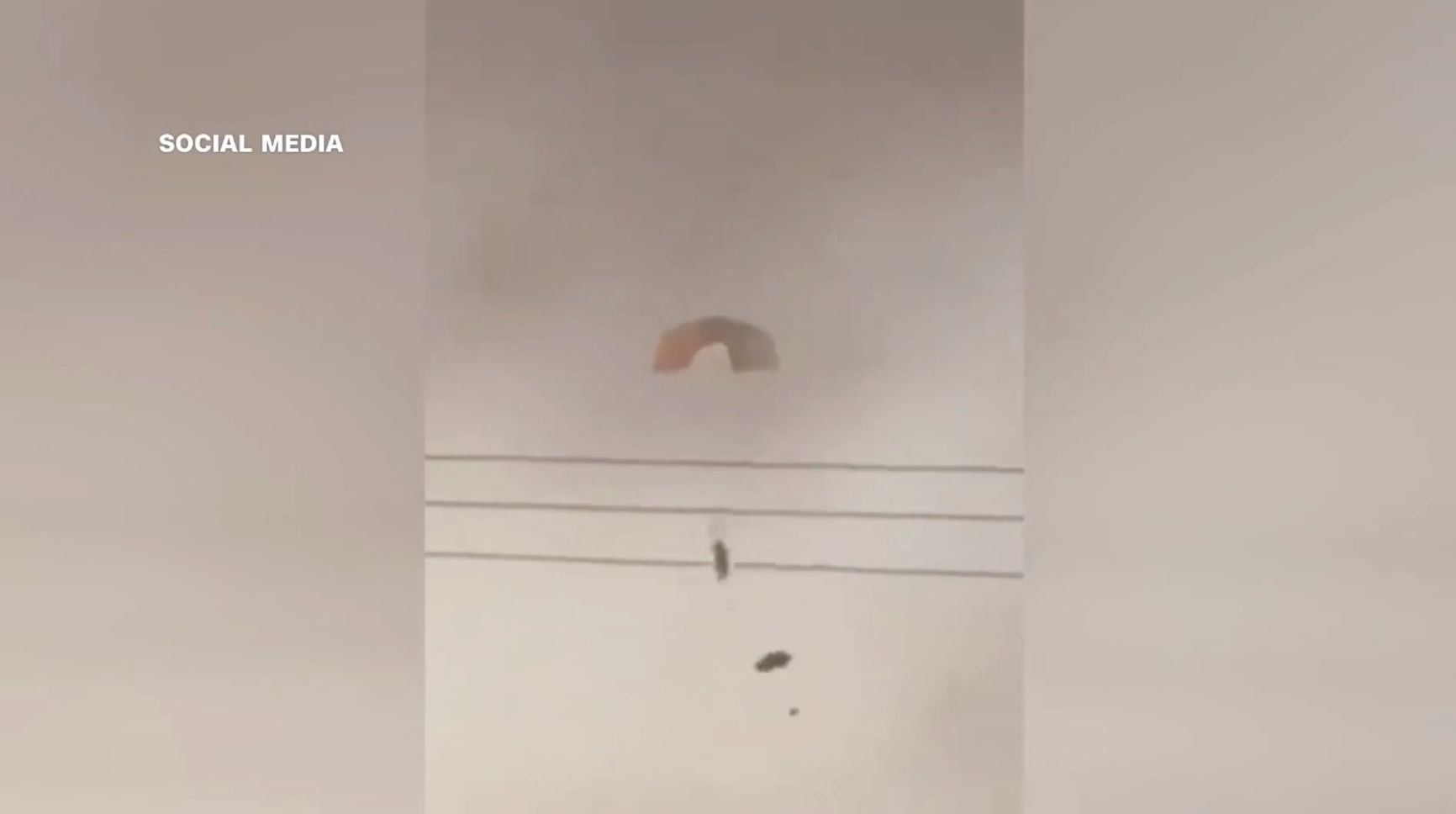 Катапультировавшийся пилот истребителя